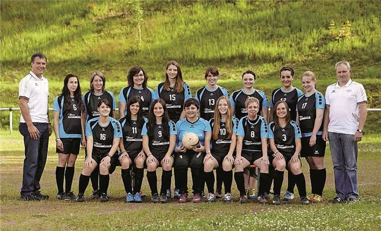Zum Kader der diesjährige Bezirksligamannschaft gehören (vordere Reihe v.li.): Julienne Caspers, Janina Nett, Elena Schmitz, Nici Thurm, Theresa Felden, Kerstin Porz, Nadja Ritzdorf (hintere Reihe v.li.): Trainer Jochen Nett, Michele Coste, Carmen Neihs, Monique Coste, Anna-Lena Schori, Miriam Ackermann, Nena Ritzdorf, Kerstin Daum, Laura Arck und Betreuer Erwin Schmitz. Es fehlen: Tatjana Doll und Nadine Gyr. privat