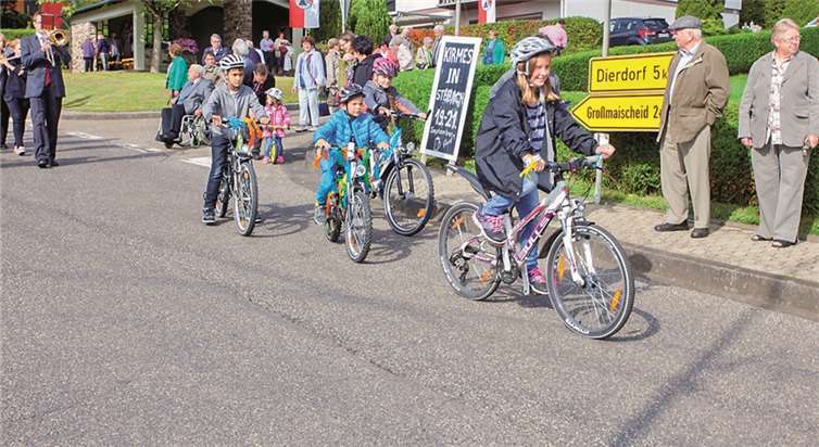 Zum Kirmesumzug schmücken die Kinder ihre Fahrräder.WT