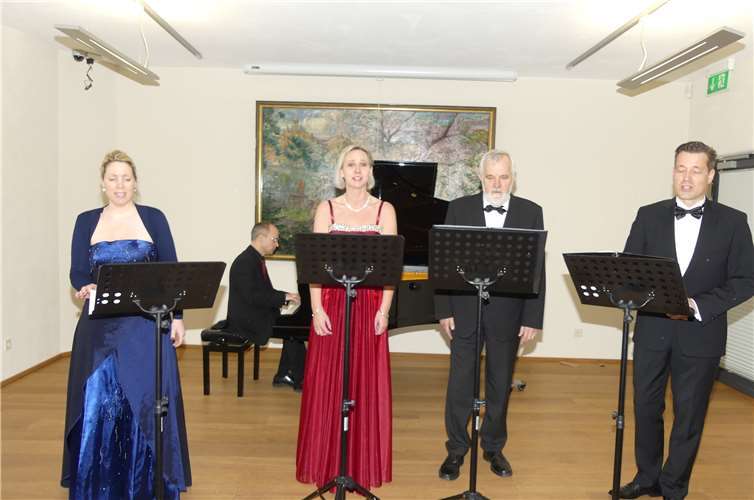 Zum Klavierspiel des Pianisten präsentierten die Sängerinnen und Sänger Klassiker berühmter Komponisten.