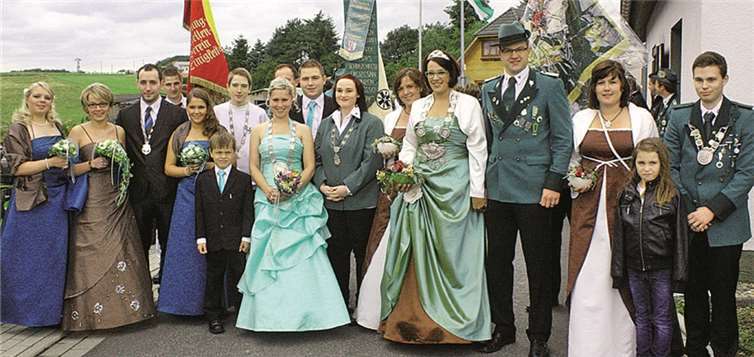 Zum Königszug konnte Anne Graziola viele Königspaare an der Schützenhalle begrüßen. DL