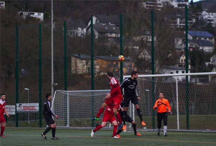 Zum Kopfball angesetzt auf das Tor von Birlenbach.Privat