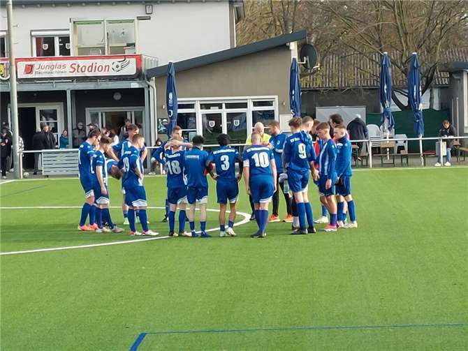 Zum Kurzrückblick auf eine weitere Niederlage bildeten die Akteure des SV Ochtendung nach dem Schlusspfiff in Mendig diesen Spielerkreis. Foto: privat