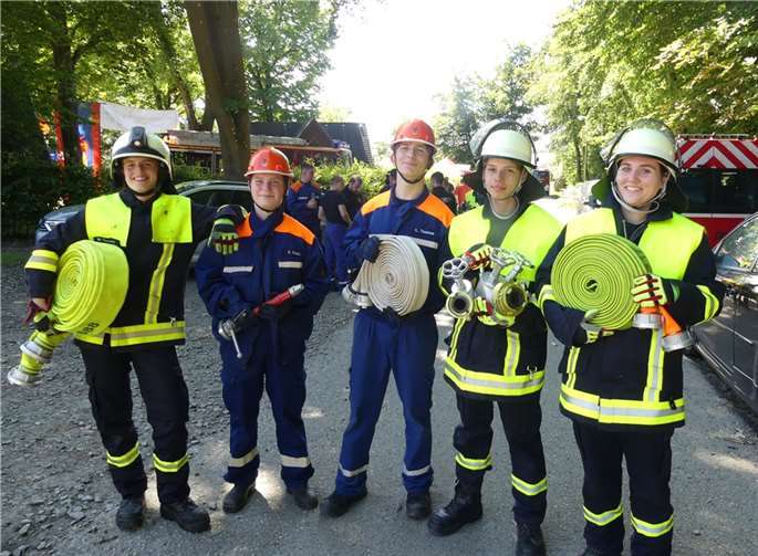 Zum Lagerleben gehörte selbstverständlich auch die Ausbildung im Feuerwehrwesen. Hier wurden die Jugendflammen Stufe 2 + 3 abgenommen.