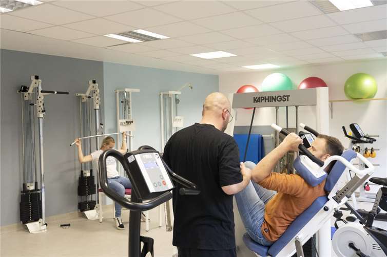 Zum Leistungsspektrum der Praxis für Physiotherapie im St. Elisabeth Lahnstein gehört u.a. auch die Krankengymnastik am Gerät.  Foto: Angela Nachtsheim