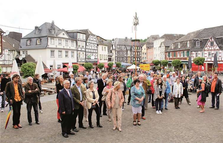 Zum Linzer Stadtspaziergang waren viele Immobilienbesitzer am Rathaus versammelt. DL