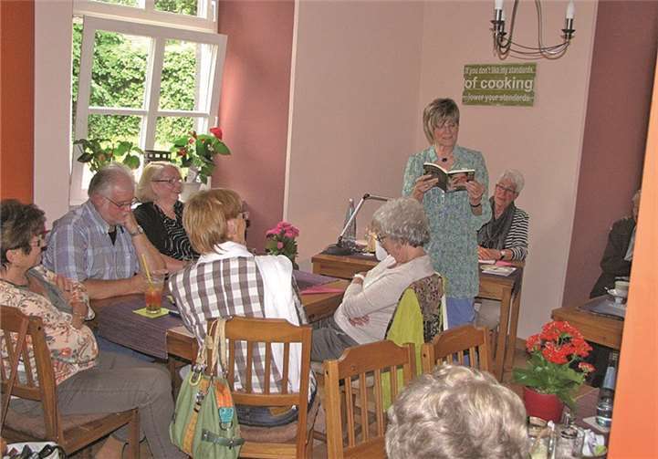 Zum Literatur-Café wurde aus den Aufzeichnungen von Dr. von Hirschhausen vorgelesen. privat