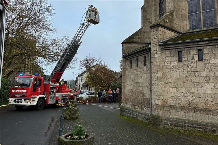 Zum Löschen des Dachstuhlbrands kamm die Drehleiter der Freiwilligen Feuerwehr zum Einsatz. Fotos: Stefan Pauly/VG-Verwaltung Mendig