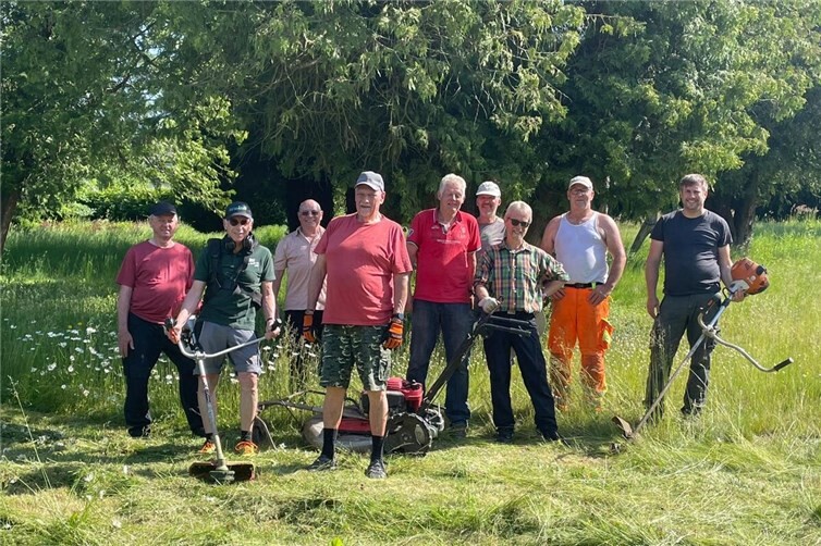 Zum Mähen traf sich eine weitere Gruppe auf dem Alten Friedhof in der Ortsmitte.