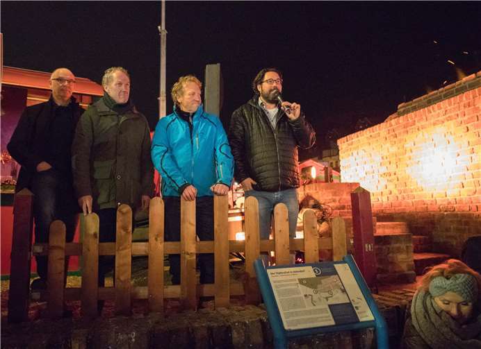 Zum Martinsmarkt gab es natürlich auchdas Buch zur Töpfertradition „Adendorfer Steinzeug“ zu kaufen.