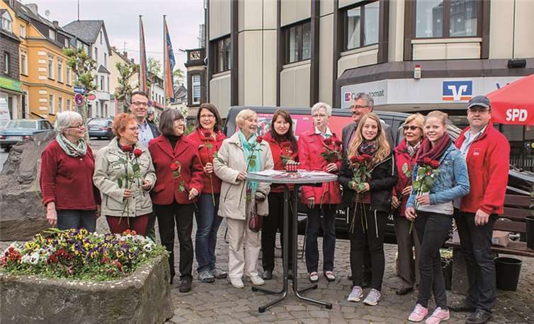 Zum Muttertag gab's Rosen und Gespräche mit Bürgerinnen und Bürgern. privat