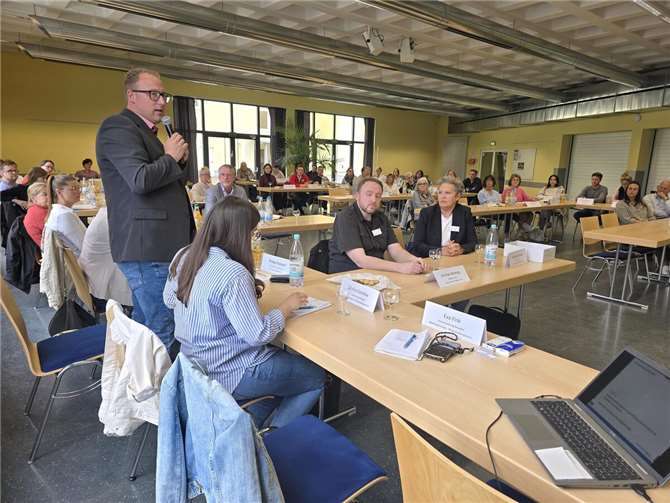 Zum Neustart der Regionalen Pflegekonferenz des Landkreis Neuwied konnte der 1. Kreisbeigeordnete Philipp Rasbach nach zweijähriger Pause rund 60 Vertreter von Einrichtungen, Dienste und Institutionen der pflegerischen Angebotsstruktur im Landkreis Neuwied begrüßen.  Foto: Eva Fink / Kreisverwaltung Neuwied