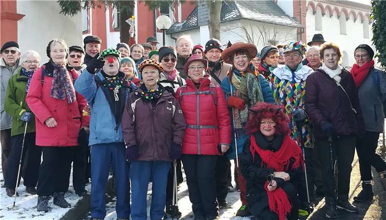 Zum Oberbreisiger Karnevalsumzug führte die Wanderung am Weiberdonnerstag des Eifelvereins Sinzig.  Foto: privat