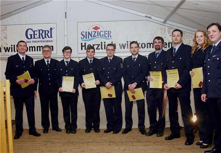 Zum Oberfeuerwehrmann und Oberfeuerwehrfrau wurden befördert: aus dem Löschzug Sinzig: Marcel Kowalsky und Florian Sauer aus dem Löschzug Bad Bodendorf: Bastian Ehlenbeck, Benjamin Ehlenbeck, Andreas Gödderz, Niklas Orth und Moritz Seidenfuß, aus der Löschgruppe Franken Lisa Bergow.