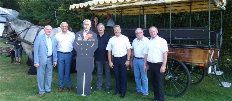 Zum Planungsgespräch für die historische Raiffeisen-Kutschfahrt am 01. September trafen sich die Veranstalter: (v.l.n.r.) Michael Lieber (Landrat Kreis Altenkirchen), Achim Hallerbach, (Landrat Kreis Neuwied), Josef Zolk (stellvertretender Vorsitzender der Deutschen Friedrich-Wilhelm-Raiffeisen-Gesellschaft), Hans-Werner Breithausen (Bürgermeister der Verbandsgemeinde Rengsdorf-Waldbreitbach), Rolf Schmidt-Markoski (1.Beigeordneter der Verbandsgemeinde Flammersfeld) und Jan Einig (Oberbürgermeister der Stadt Neuwied).Kreisverwaltung
