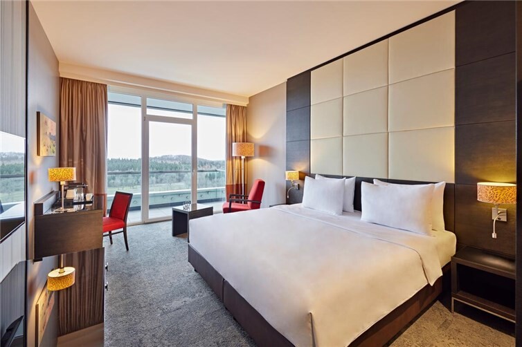 Zum Portfolio zählen das Nürburgring Congress Hotel, das Hotel Nürburgring Motorsport sowie der Nürburgring Ferienpark. Zusammen bieten die Häuser rund 1.000 Betten, verschiedene gastronomische Betriebe sowie flexible Veranstaltungs-Locations für bis zu 3.000 Personen – direkt an der legendären Motorsportstrecke. Foto: Nürburgring Hotels & Ferienpark