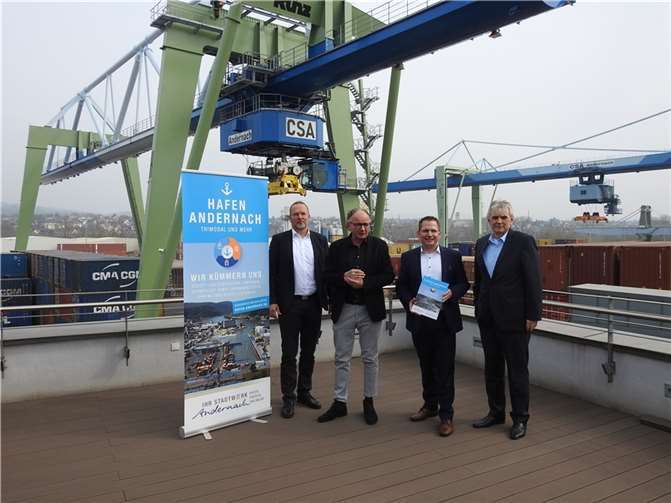 Zum Pressefoto traf man sich auf der Dachterrasse mit Blick auf die 2021 neu errichtete zweite Containerbrücke. Fotos: WAMFO.DE