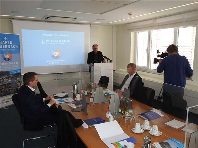 Zum Pressegespräch hatten die beiden Stadtwerke Geschäftsführer Lars Hörnig und Jan Deuster geladen.