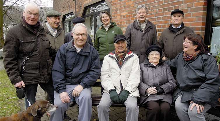 Zum Probesitzen trafen sich (sitzend, v. l.) Ewald Becker (Neue Pfade), Wolfgang Czycholl (HVV), Therese Lütke, Renate Wolbring (HVV) sowie (stehend, v. l.) Peter Haarhaus, Franz Lütke, Karl Micklisch (verdeckt), Gerhild Czycholl, Horst Lamberty, Günther Barthelt.privat