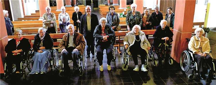 Zum Programm gehörte auch ein Besuch der Kirche St. Sylvester, in der Pfarrer Thomas Gerber die Geschichte der Kirche vorstellte.O. Senner