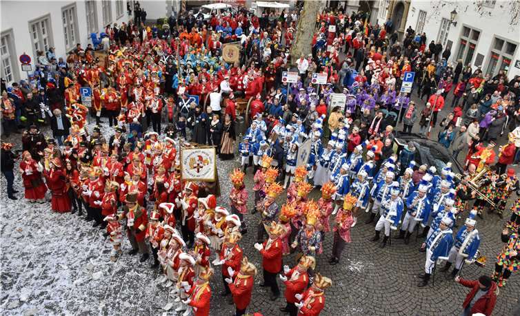 Zum Rathaussturm waren fast 1000 Narren auf den Willi-Hörter-Platz gekommen.