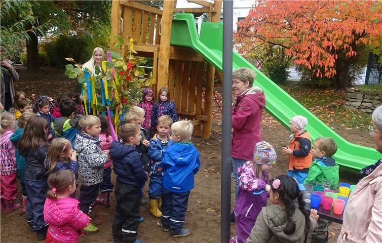 Zum Richtfest hatten die Kinder einen Ast mit bunten Fahnen geschmückt. Foto: privat