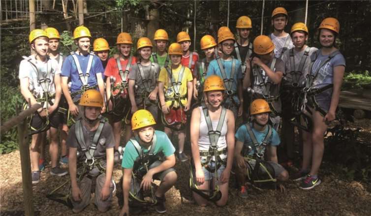 Zum Saisonabschluss der C-Jugend verbrachten die Spieler und Spielerinnen einen sonnigen Tag im Kletterpark in Bad Marienberg, wo sie drei Stunden Zeit hatten, sich in der Höhe zu betätigen.privat