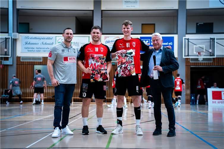 Zum Saisonabschluss mussten die Vallendarer Löwen schweren Herzens Spielmacher Merlin Busse sowie Rechtsaußen Leo Fischer verabschieden.  Fotos: HVV