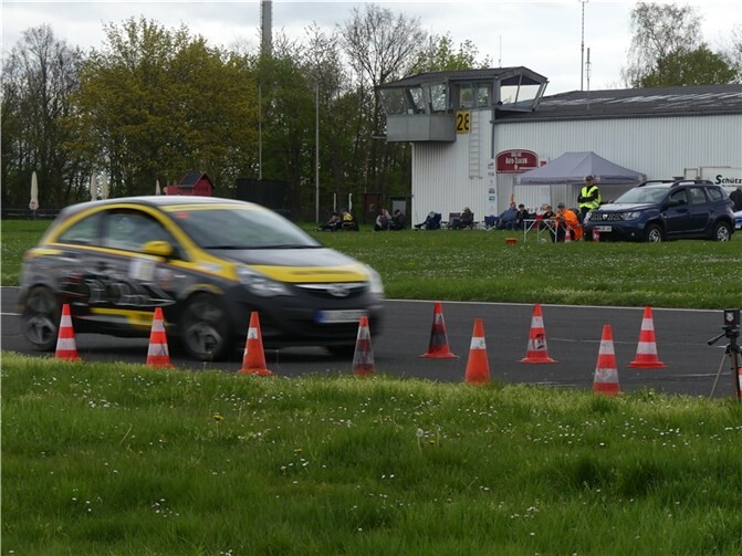 Zum Saisonauftakt lud der badestädtische Automobilclub die Slalomjugend des ADAC Mittelrhein auf den Flugplatz Bengener Heide ein. Foto: Erwin Großgarten /AAC