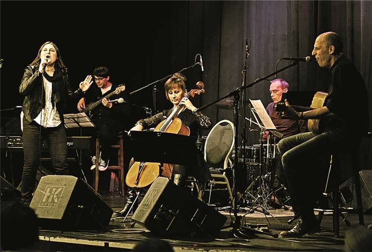 Zum Saisonauftakt spielt Clouedo & Band live in den historischen Gemäuern der Probstei Bucholz. privat