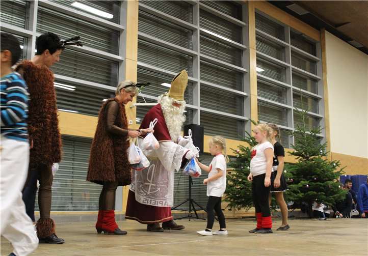 Zum Schluss bescherte der Nikolaus die Kinder mit Nikolaustüten.