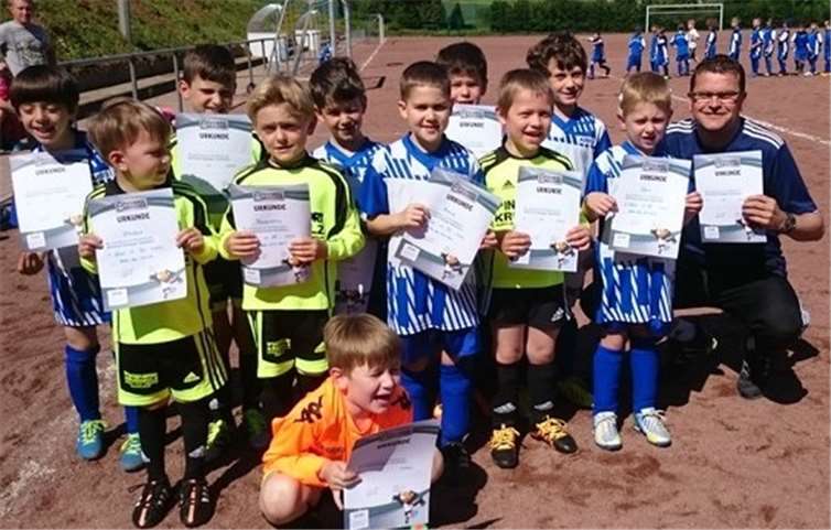 Zum Schluss der Veranstaltung hatten alle Kinder die Prüfung bestanden und durften eine von Bundestrainer Jogi Löw unterzeichnete Urkunde mit nach Hause nehmen.  privat