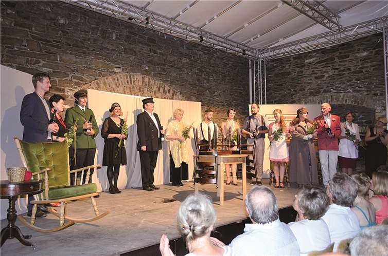Zum Schluss des Theaterstücks kamen alle Protagonisten auf die Bühne. HEP