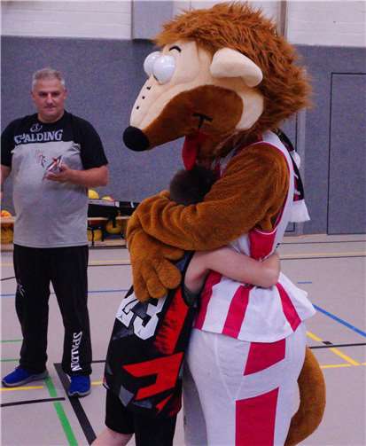 Zum Schluss duften die Schülerinnen und Schüler Bonni umarmen.