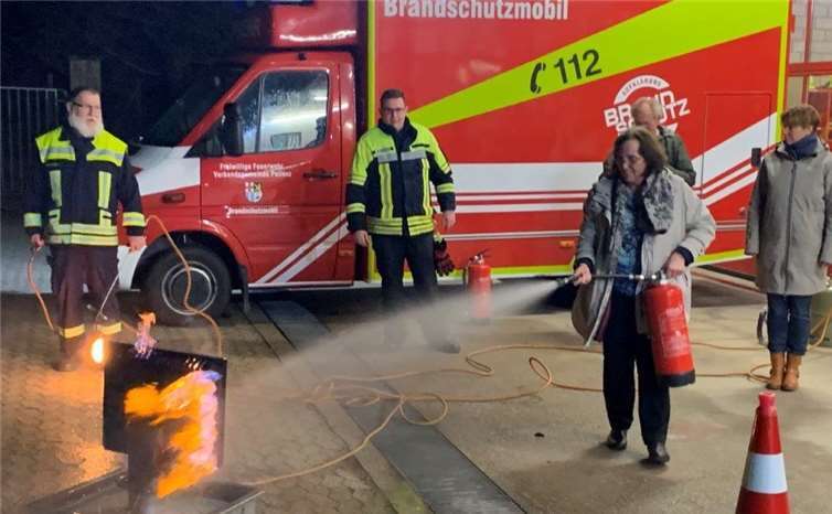 Zum Schluss durften die Zuhörer selbst einmal Feuerwehr spielen. Foto: privat