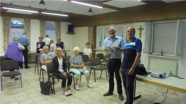 Zum Schluss gab es Applaus von den Zuschauern für die gelungene Moderation und vom KAB Vorsitzenden als Dank an den Referenten Schwarzmann, einen „Guten Tropfen“ von der Ahr. Foto: privat