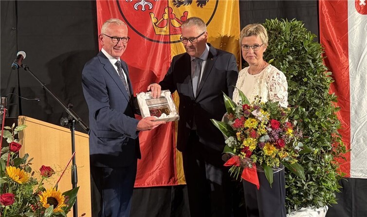 Zum Schluss gab es Geschenke: Guido Orthen mit Ehefrau Anne undPeter Diewald.  Foto: ROB