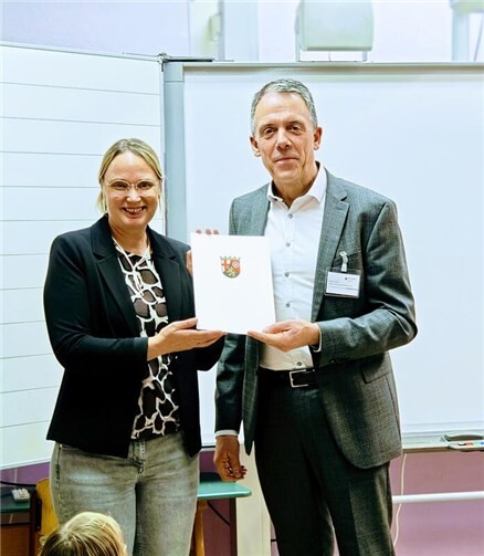 Zum Schluss gab es eine Überraschung für Rektorin Katja Seibel. Sie durfte ihre Urkunde zum 25-jährigen Dienstjubiläum vom persönlich anwesenden Regierungsschuldirektor Harald Thome (ADD Koblenz) entgegennehmen.Foto: privat