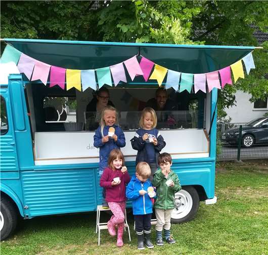 Zum Schluss gab es nicht nur einen Schokokuss, sondern auch das Eiswerk aus Rheinbach ist vorbeigekommen und es wurden rund 280 Kugeln Eis geschleckt. Foto: privat