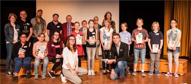 Zum Schluss gab es noch ein Gruppenbild mit den Teilnehmern, der Jury und den Moderatoren. Ursula Peters