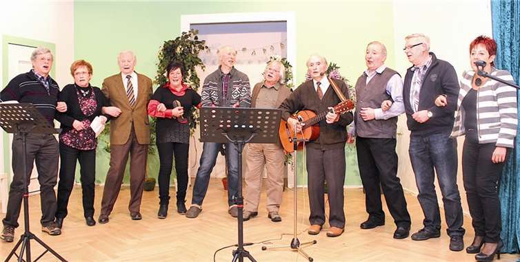 Zum Schluss kamen alle Mitwirkenden noch einmal auf die Bühne, um zusammen zu singen und zu schunkeln - wie auch die begeisterten Zuhörer im Saal. -BÜN-