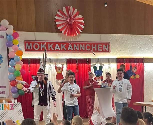 Zum Schluss ließ es Basti I. so richtig Kamelle regnen.