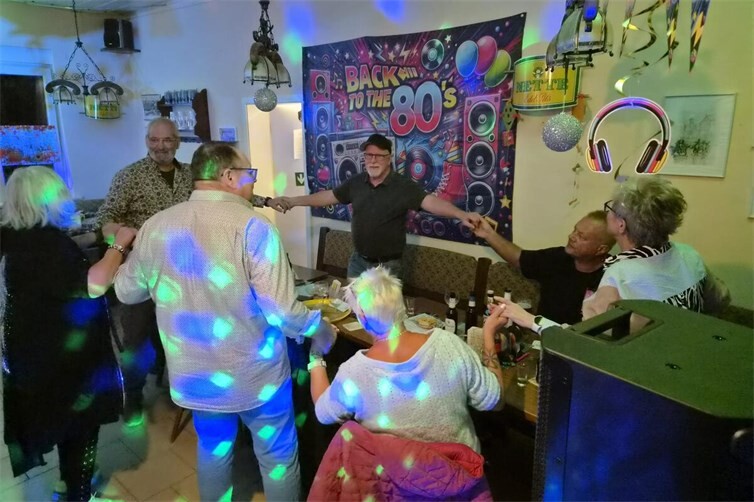 Vereinigung Heddesdorfer Bürger feiert erfolgreiche 80er-Jahre-Party in Heddesdorf