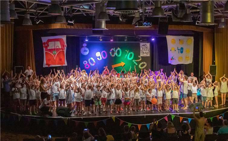 Zum Schluss tanzten und sangen alle Kinder zusammen mit den Betreuern auf der Bühne.