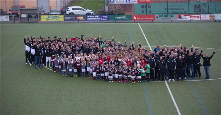 Zum Schluss trafen sich alle Aktiven auf dem Spielfeld für ein Gruppenfoto. Foto: Ralf Hug