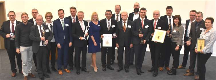 Zum Schluss versammelten sich alle Preisträger und Protagonisten.HEP