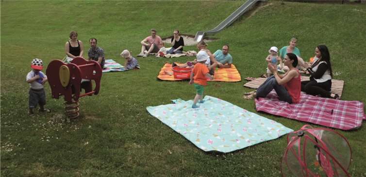 Zum Schluss versammelten sich alle auf der großen Wiese vom Außengelände. privat