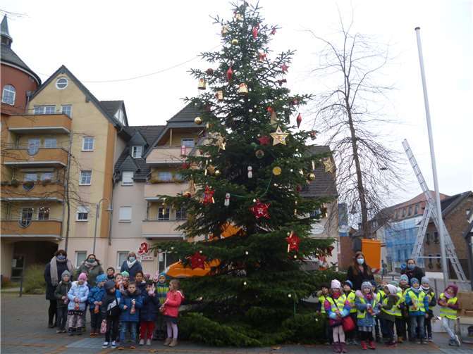 Zum Schluß wurde noch mit den Kindern ein gemeinsames Foto gemacht. Dann zogen die sie mit ihren Erzieherinnen wieder zum Kindergarten.Quelle: Bürger- und Heimatverein Kripp e.V.