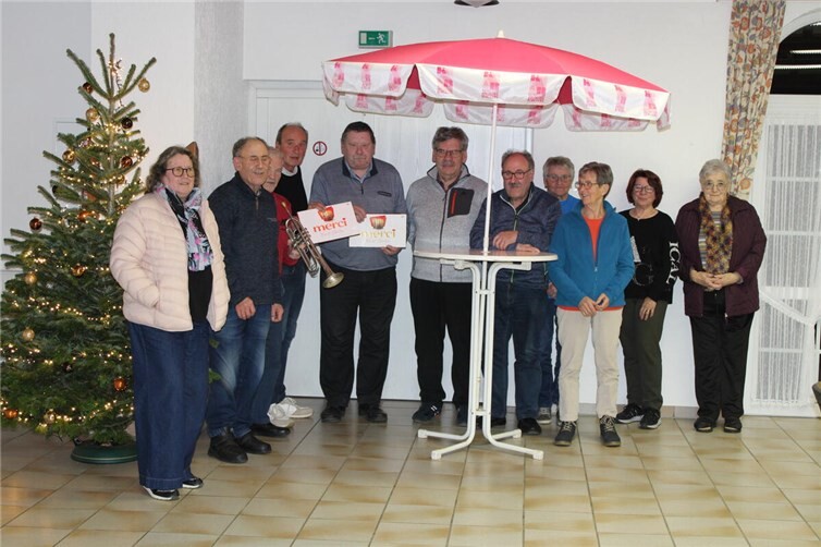 Zum Schluss wurden die Akteure mit kleinen Adventspräsenten vom Vorsitzenden Peter Kaiser bedacht.  Foto: privat