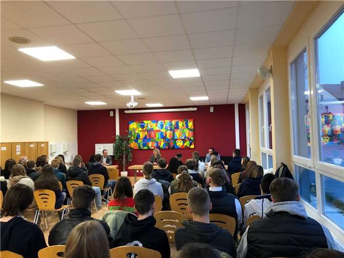 Zum Schulbesuch gekommen waren Benedikt Oster (SPD), Anke Beilstein (CDU) und Dr. Jan Bollinger (AfD). Quellen: Realschule plus und FOS Kaisersesch