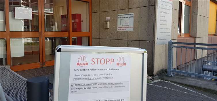 Zum Schutz nicht-infizierter Patienten und der Mitarbeiter betreten Covid-19-Patienten und Personen mit Symptomen das Andernacher Krankenhaus nicht durch den Haupteingang, sondern über einen separaten Nebeneingang zur isolierten Aufnahme.Foto: privat
